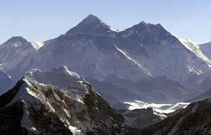 Utsikt av Mount Everest, världens högsta berg med sin 8,848 meters (29,028 feet) höjd – med en topp som har täckning för mobiltelefonen vilket har bekräftats av den brittiska klättraren Rod Baber. (Kazuhiro Nogi/AFP/Getty Images)