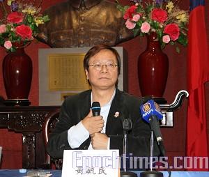 Den välkände politiske kommentatorn Raymond Y.M. Wong från Hongkong gjorde ett anförande om Hongkongs politik, ekonomi och människornas levnadsvillkor (Foto: Lin Qing/The Epoch Times)