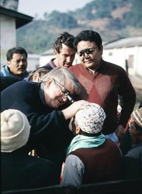 Fred Hollows och Dr Sanduk Ruit undersöker patienter i Nepal 1992. (Med tillmötesgående från Fred Hollows Foundation)