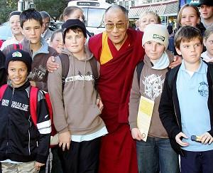 Dalai Lama ihop med barn utanför parlamentet efter mötet med partiet De gröna den 19 juni. (Foto: Marty Melville/Getty Images)