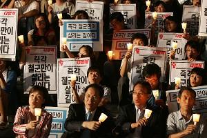 Sydkoreaner håller ljusvaka och kräver att de sydkoreanska trupperna dras tillbaka från Afghanistan och att de kidnappade sydkoreanerna släpps fria. (Foto: Sung-Jun/Getty Images)
