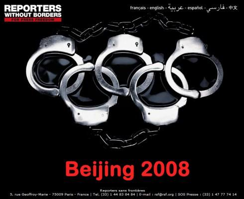 Reporter utan gränser inledde sin kampanj ”Peking 2008” med den olympiska symbolen i bojor för att påminna människor om kinesiska kommunistpartiets brott. (Foto: www.rsf.org)