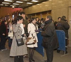 Folk väntar på föreställningen Chinese New Year Splendor i Radio City Music Hall. (The Epoch Times)