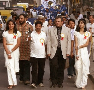 Satya Narayan, medlem i den olympiska kommittén, bär facklan för mänskliga rättigheter. Till vänster om honom går Ashok Mathews Philip som är chef för "South India Cell for Human Rights Education and Monitoring". Till höger ser man "Manipal Health Systems" vice ordförande Bikram Sehgal. (Andreas Schneller/Special to the Epoch Times)