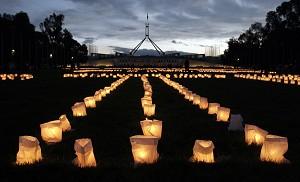Ljus bildar ordet "förlåt" utanför parlamentshuset i Canberra, i förberedelserna inför den formella ursäkt som premiärministern ska framföra till "den bestulna generationen". (Foto: Andrew Sheargold/Getty Images)