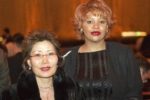 Akanya Mumfor och Esther Hall, båda chefer på Foxwoods Resort and Casino, vid fredagkvällens föreställning av Chinese New Year Splendor. (Foto: Dayin Chen/The Epoch Times)