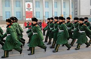 Kinesiska paramilitära poliser patrullerar på Himmelska fridens torg, i närheten av klockan med nedräkningen till OS, vilken visar att det är mindre än sex månader kvar till OS i Peking. (Teh Eng Koon/AFP/Getty Images)
