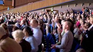Publiken på World Forum Theatre i Haag under en stående ovation på Chinese Spectacular i Holland. (Foto: Epoch Times)

