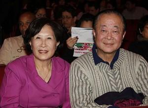 Li Yong, en av grundarna av United Daily News och World Journal, såg Chinese New Year Splendor tillsammans med sin fru söndag 3 februari. (Foto: The Epoch Times)