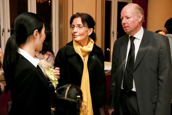 Läkaren Graham Mard (t.h.) och hans hustru Karen tyckte mycket Shen Yun Chinese Spectacular i Stockholm den 20 mars, 2008. (Foto: Jan Jekielek/The Epoch Times)