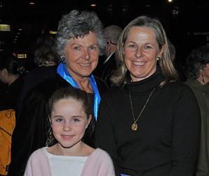 Edith Nelson (till vänster) med dottern Priscilla Freaver och barnbarnet Olivia Freaver såg Chinese Spectacular i Melbourne på lördagskvällen. (Foto: Scott Hu/The Epoch Times)
