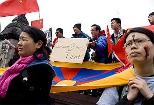 Demonstranter ropar åt tysta tibetanska protesterande. (Foto: Samira Bouau/The Epoch Times)
