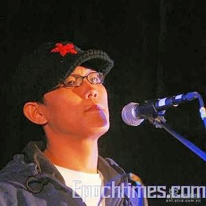 Yu Zhou vid mikrofonen. 
