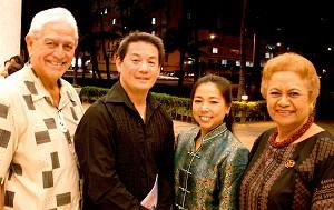 Michael Pili Pang, chefen för borgmästarens kultur- och konstkontor (andra fr.v.) ställer upp sig framför kameran tillsammans med sina vänner efter Chinese Spectacular i Honolulu. (Foto: Genvieve Long/The Epoch Times)
