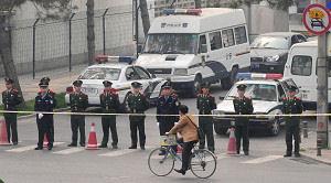 Den 19 april spärrade polis av gatorna som ledde till den franska ambassaden i Peking. (Foto: Getty Images)