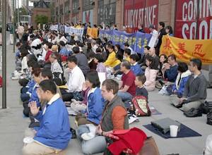 Runt 350 utövare av den andliga disciplinen Falun Gong samlades förra veckan utanför det kinesiska konsulatet i New York för att minnas den dagen 1999 då 10 000 Falun Gong—utövare begav sig till Peking för att vädja för 45 medutövare som dagen innan fängslats på utan rättslig förklaring. (Tim McDevitt/The Epoch Times)