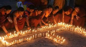Tibetanska munkar och aktivister i exil deltar i en ljusvaka i Siliguri, Västbengalen i norra Indien. Under en protest brändes en avbild av Kinas president Hu Jintao och man framförde en gatuteater om händelserna i Tibet. (Foto: Diptendu Dutta/AFP/Getty Images)