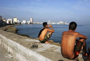 Ett sätt att leva: Två unga tonåringar sitter vid Malecón i Havanna, Kuba. (Foto: Adalberto Roque/AFP/Getty Images)