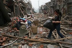 En överlevande försöker rädda det vad hon kan från förstörda hem i Hongbai. (Foto: China Photos/Getty Images)