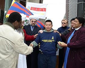 Representanter från olika religiösa grupper samlades i Boston för att stödja Yang Jianlis marsch för mänskliga rättigheter. (Foto: Qin Chuan/The Epoch Times)