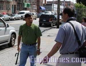 Qui Wei (till vänster) påstås ha attackerat Falun Gong–utövaren John Yu (till höger) i Brooklyn på söndagen den 15 juni med ett rattlås av metall. 