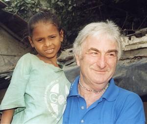 John O'Shea med Gita, ett barn från de fattiga delarna av Kolkata, Indien 2004. (Foto: Goal)