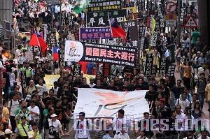 Tusentals människor i Hongkong marscherade till minnet av massakern på himmelska fridens torg 1989. (Foto: Liangyu / The Epoch Times)

