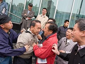 Flushinginvånaren Edmond Erh trakasserades av en pro-kommunistisk mobb då han stödde en manifestation som uppmuntrade kineser att lämna det kinesiska kommunistpartiet. (Foto: Dayin Chen/ Epoch Times)