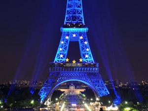 Eiffeltornet i Paris, blått med guldstjärnor som EU-flaggan, symboliserar Frankrikes ordförandeskap i EU 30 juni 2008. Frankrikes president Nicolas Sarkozy kommer att erhålla titeln i ett halvår framöver. (Foto: Pascal Le Segretain/ Getty Images)