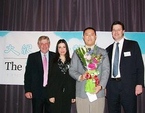 Australiens genom tiderna yngste schackmästare, Zong Yuan Zhao (andra från höger) emottar Epoch Times pris för goda prestationer 2008 vid Epoch Times Oceaniens öppnande i Sydney. (Foto: Epoch Times)