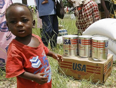 Bistånd i form av mat genom en frivilligorganisation Oxfam till Zimbawes hungersnöd. (Foto: AFP PHOTO / Desmond Kwande) 