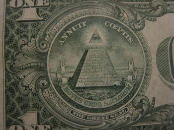 USA:s stora sigill, tryckt på den amerikanska dollarsedeln, har en pyramid med 13 nivåer. (Stephanie Lam/ Epoch Times)