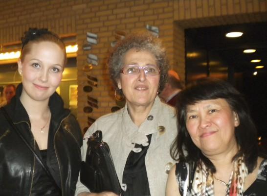 Mia Jensen (till vänster) Johanna Jensen och Mias svärmor Wong Lang Tang såg Nordens första föreställning av Shen Yun i Århus på långfredagen. (Foto: Epoch Times)