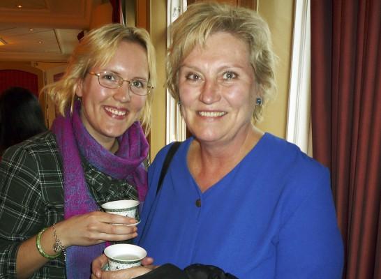 Mor och dotter Svedberg, nöjda med en varsin kopp te efter Shen Yuns bejublade föreställning i Stockholm på annandagen. (Foto: Hans Bengtsson/ Epoch Times Sverige)