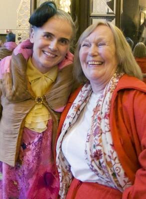 Tina Haagensen och May-Berit Haagensen strålande glada efter att ha sett Shen Yun Performing Arts show på Folketeatret i Oslo den 11 april. (Foto: Anders Eriksson/Epoch Times)