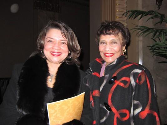 Rosalyn Miles (till vänster) och hennes mamma Rosalyn England-Henry såg Shen Yun Performing Arts vid Peabody Opera House i St Louis, den 18:e februari. (Foto: Kerry Huang/Epoch Times)
