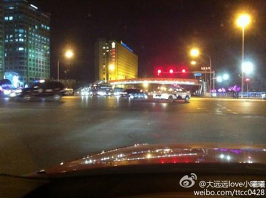 Skärmdump av ett foto som Li Delin, medlem av redaktionsrådet på Securities Market Weekly, postade på mikrobloggen Weibo. Li rapporterade om att améfordon befann sig på Changan-gatan i Peking.