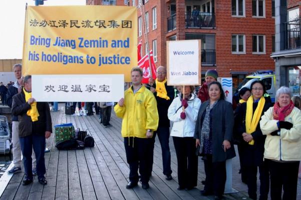 En grupp med Falun Gong-utövare hälsar Wen Jiabao välkommen på bryggan vid ostindiefararen Götheborg. (Foto: Anders Eriksson/ Epoch Times Sverige)
