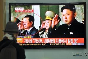 Den nordkoreanske ledaren Kim Jong-Un (till höger) och hans sedermera avrättade farbror Jang Song-Thaek på TV i Sydkorea den 3 december 2012. (Foto: Jung Yeon-Je/AFP/Getty Images) 