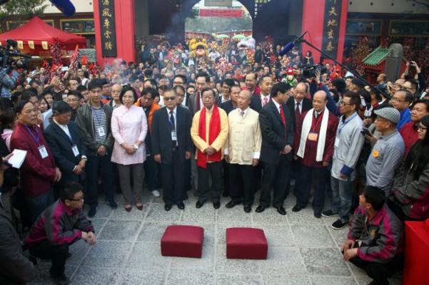 Lau Wong-fat (mitten), chef för Landsbygdsrådet i Hongkong, väntar på att få veta Hongkongs öde för 2014, vid Che Kung-templet i Hongkong den 1 februari 2014. (Foto: Epoch Times).
