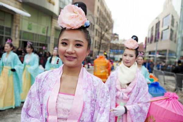 Unga kvinnor klädda i traditionella kinesiska dräkter deltar i en nyårsparad i Flushing, New York, den 8 februari 2014. (Foto: Samira Bouaou/Epoch Times)
