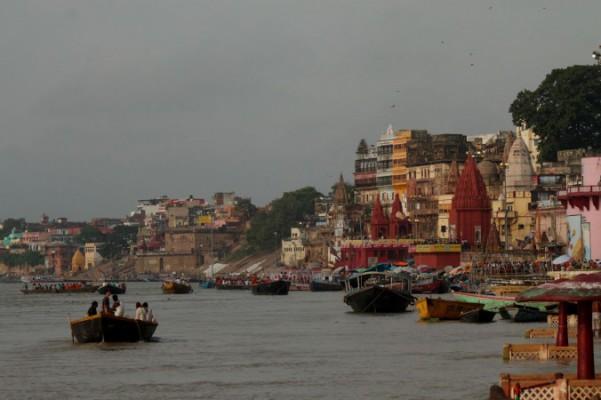 Staden Varanasi med utsikt över floden Ganges den 4 augusti 2014. Ganges, som är Indiens heliga flod, lider av föroreningar, och den nya indiska regeringen har lovat att sanera floden. (Venus Upadhayaya / Epoch Times)