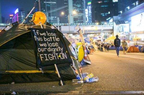 Tält utanför CITEC Tower i Admiralty, Hongkong, 17 november 2014. En domstol i Hongkong gav under måndagen polisen klartecken att rensa bort den här protestplatsen, med våld om så krävs. (Benjamin Chasteen/Epoch Times)