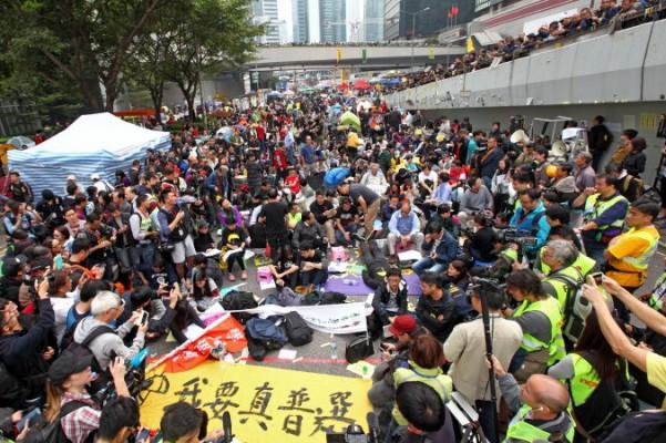 Prodemokratiska demonstranter, och pan-demokratiska politiker håller en sittstrejk vid Admiralty i Hongkong, den 11 december 2014.(Poon Zai Shu/Epoch Times) 