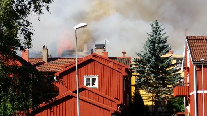 I de trånga gränderna i Eksjö gamla stad arbetade brandskyddspersonal med att bekämpa branden under hela förmiddagen, medan allmänheten hölls på långt avstånd för att inte störa insatserna. Foton: Veronica Örfelth /Epoch Times
