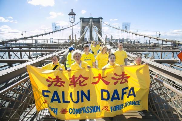 Falun Dafa-utövare marscherar över Brooklyn Bridge från Brooklyn till Manhattan i New York den 13 maj 2015. (Samira Bouaou/Epoch Times)