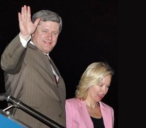 Den kanadensiske premiärministern Stephen Harper anlände med sin fru till Hanois flygplats för att delta i Apecmötet den 16 november 2006. (Foto: Saeed Khan/AFP/Getty Images)