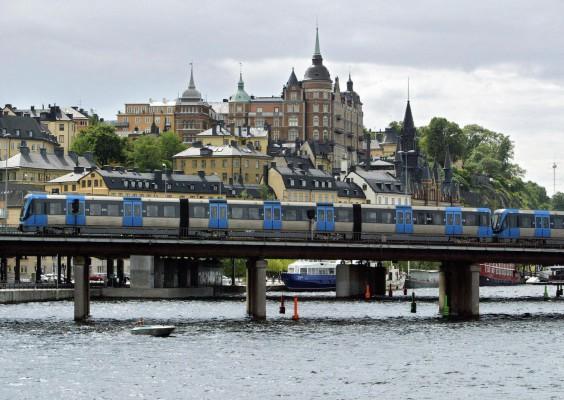 En t-bana passerar på en bro framför Södermalm, Stockholm i juli 2003. (Foto: Sven Nackstrand/ Getty Images)
