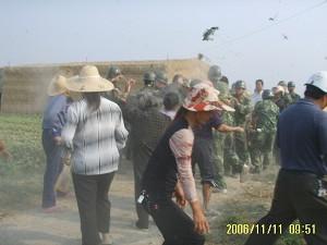 Den 12 november i år ägde en sammanstötning mellan bönder och över 100 beväpnade poliser rum i staden Xindu i Fujianprovinsen. Ett dussintal människor hamnade på sjukhus, en skadades allvarligt. (Foto av anonymt vittne)
