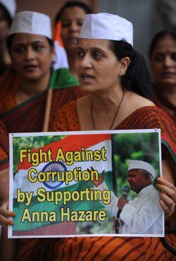 Indiska kvinnor stödjer korruptionsbekämpaen Anna Hazare och håller upp banderoller under en demonstration i Siliguri den 23 augusti 2011. (Foto: Diptendu Dutta / AFP / Getty Images)
